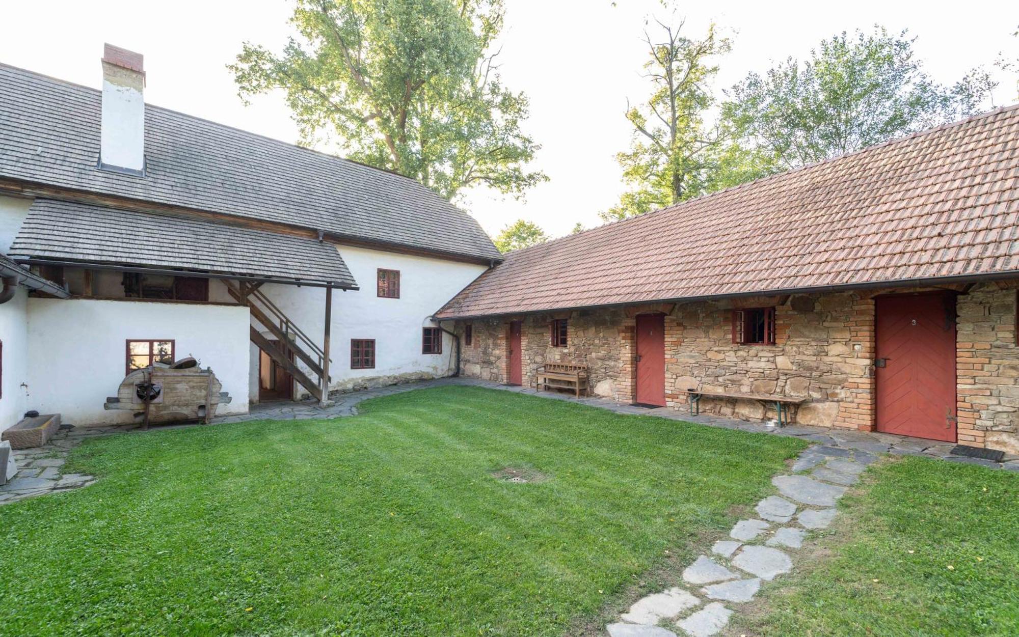 Porcuv Mlyn Hotel Bykovice Exterior photo